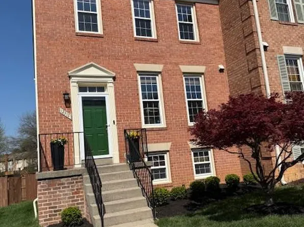 12312 Fox Lake Ct, Fairfax, VA 22033