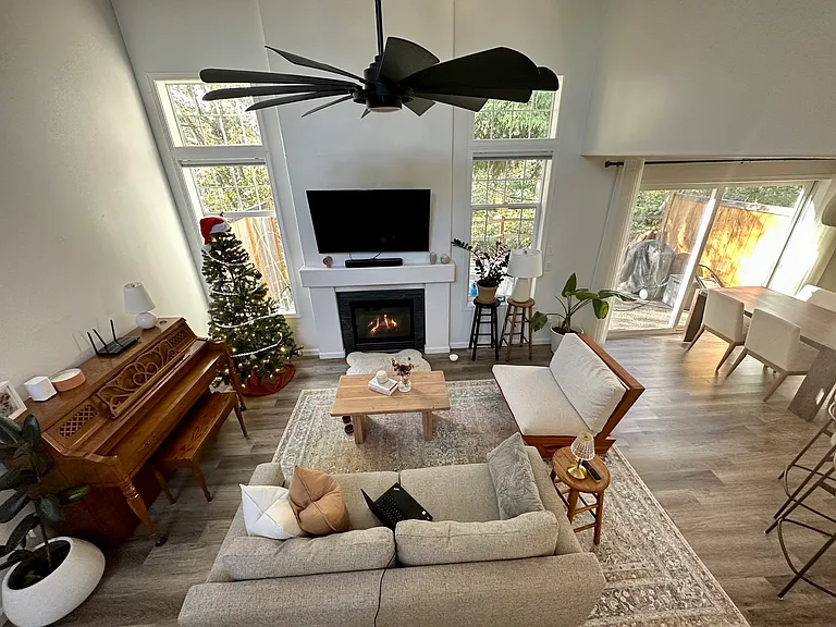 561 Elma Ave NE — Photo 3