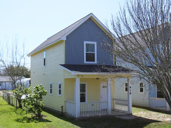 919 N Avenue C, Freeport, TX 77541