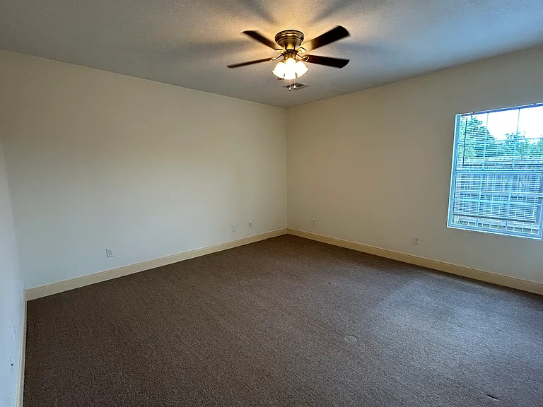 806 Derry Dr — Photo 6