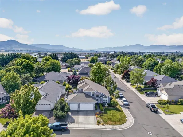 997 N Mountain Ave, Central Point, OR 97502
