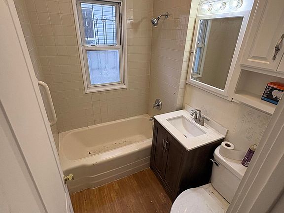 4th image of 2371 Monroe St