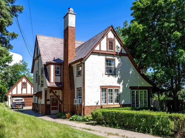 1027 Wilkes Ave, Davenport, IA 52804