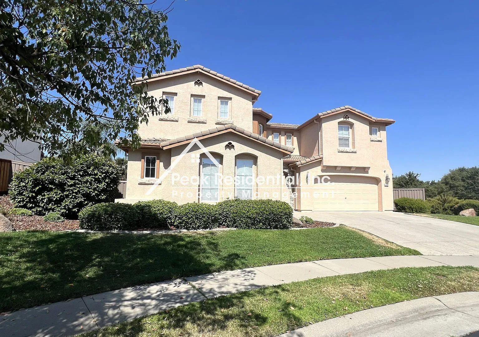 Spacious 5bd/4ba Roseville Home With 3 Car Garage In Gated Community-Must See — Photo 2