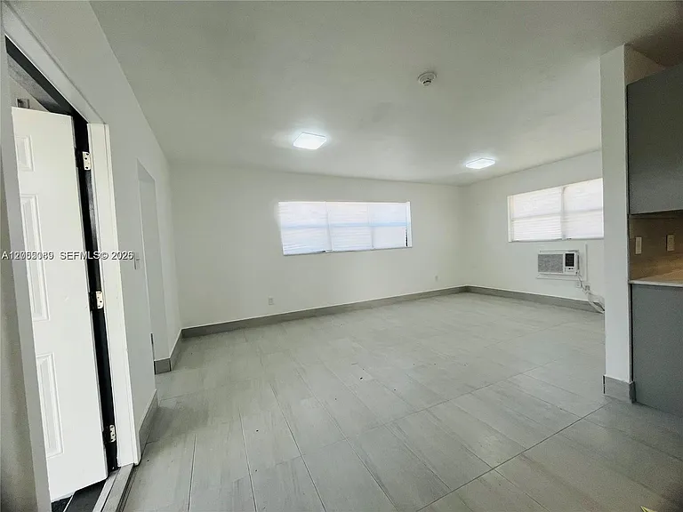 13390 NE 6th Ave #10 — Photo 5
