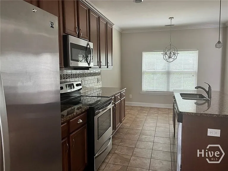 73 Waverly Ln — Photo 3