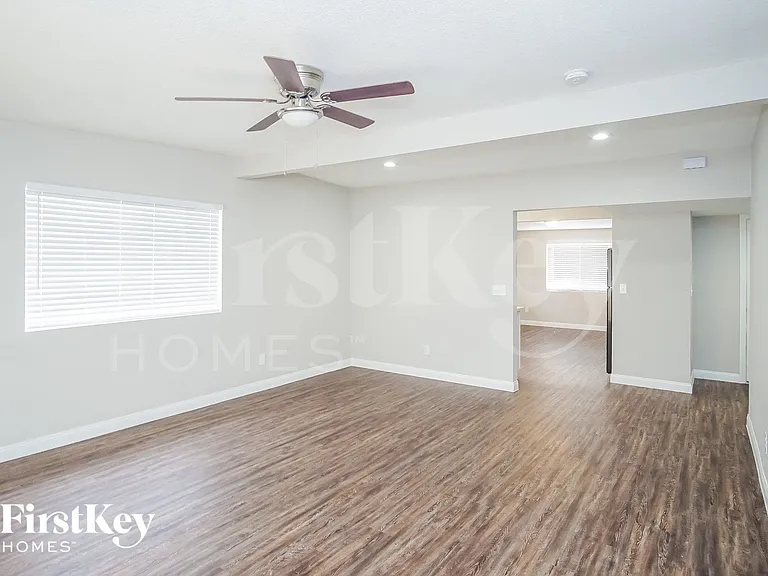 5060 Newton Dr — Photo 8