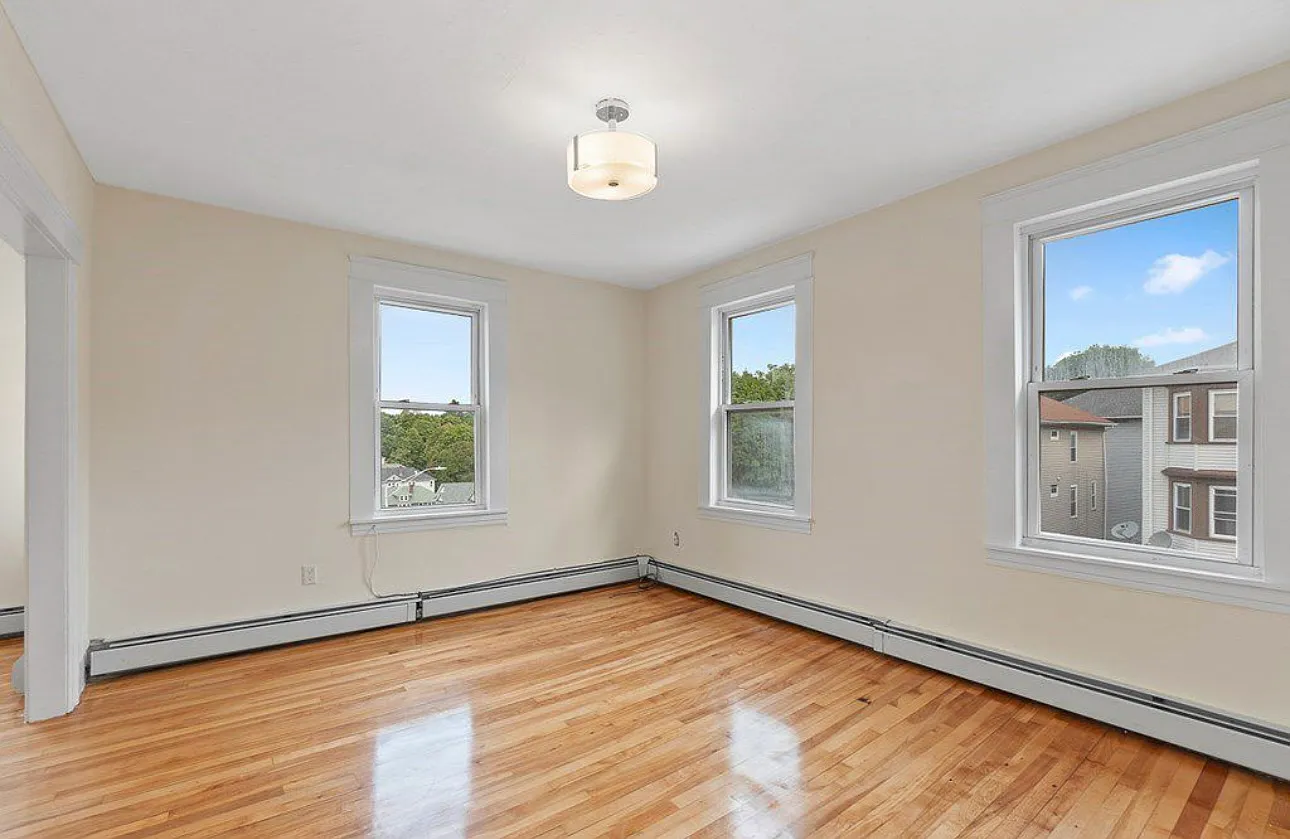 3 bed, 3000 sqft, $2,300 — Photo 2