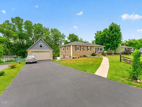 4th image of 1305 Maple Hill Road