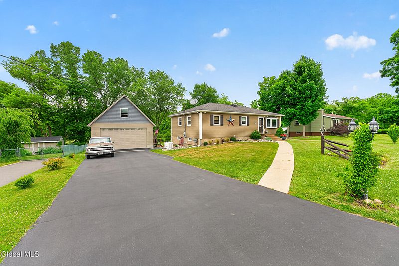 4th image of 1305 Maple Hill Road