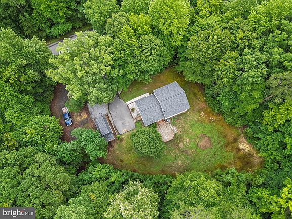 3rd image of 42305 Virginia Ct