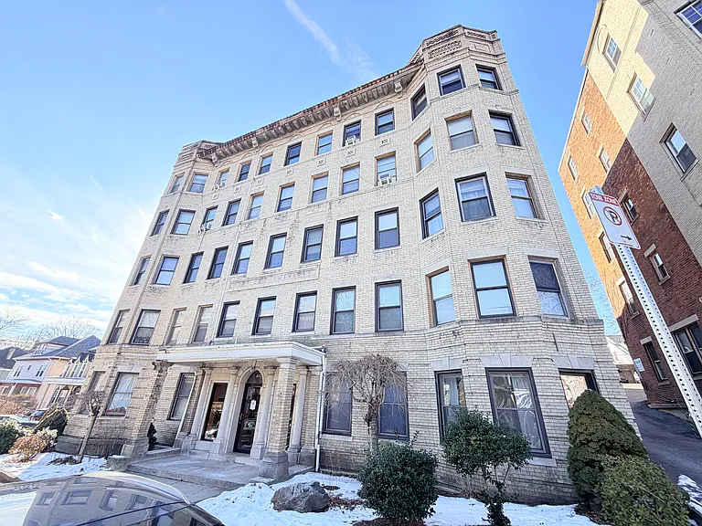 Strathmore Road Apartments — Photo 6