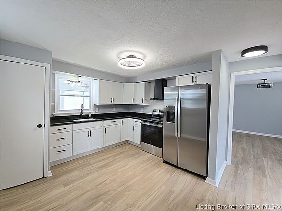 2nd image of 907 E 10th Street