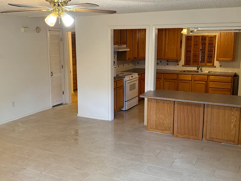 2400 Avonhill Dr — Photo 3