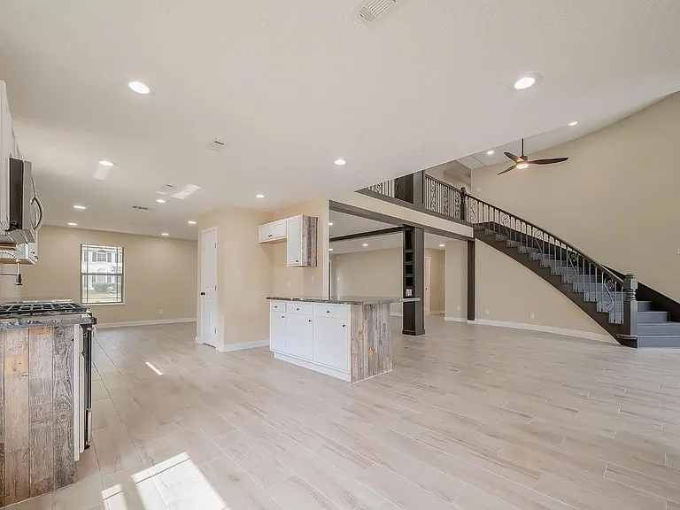 1011 Klamath Ln — Photo 5