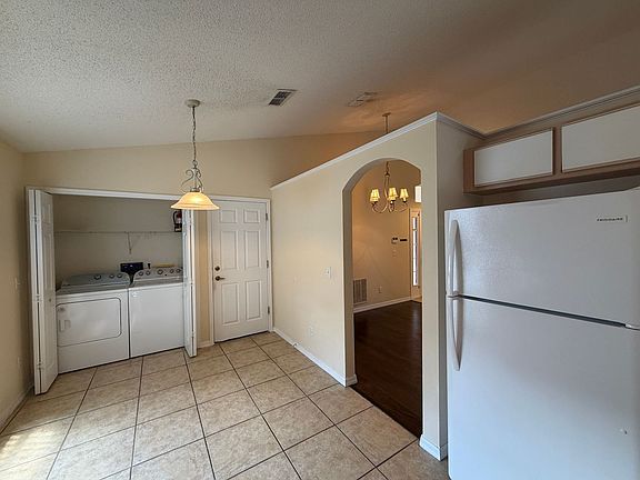 5th image of 182 Kellygreen Ave