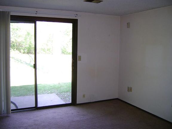 4th image of 1001 Village Circle Dr