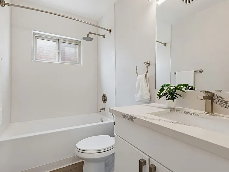 Kester Apartments — Photo 40