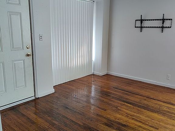 4th image of 17120 Pembroke Ave
