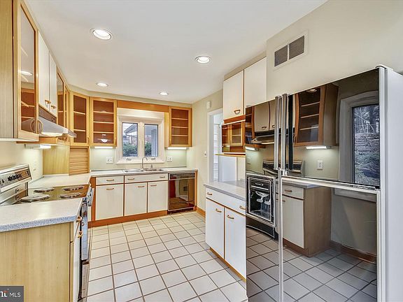 5th image of 11826 Charen Ln