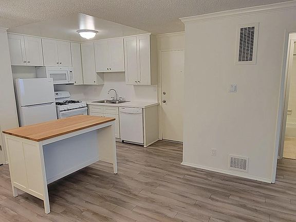 2nd image of 1610 Granville Ave APT 8