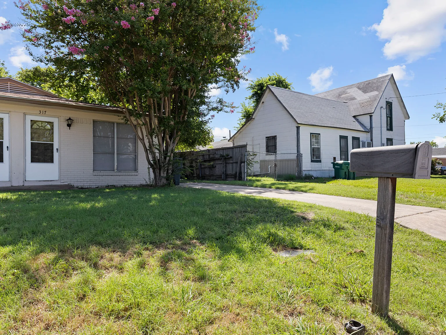 2 bed, 736 sqft, $1,100 — Photo 2