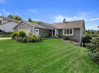 1438 Sunnyridge Rd, Pewaukee, WI 53072