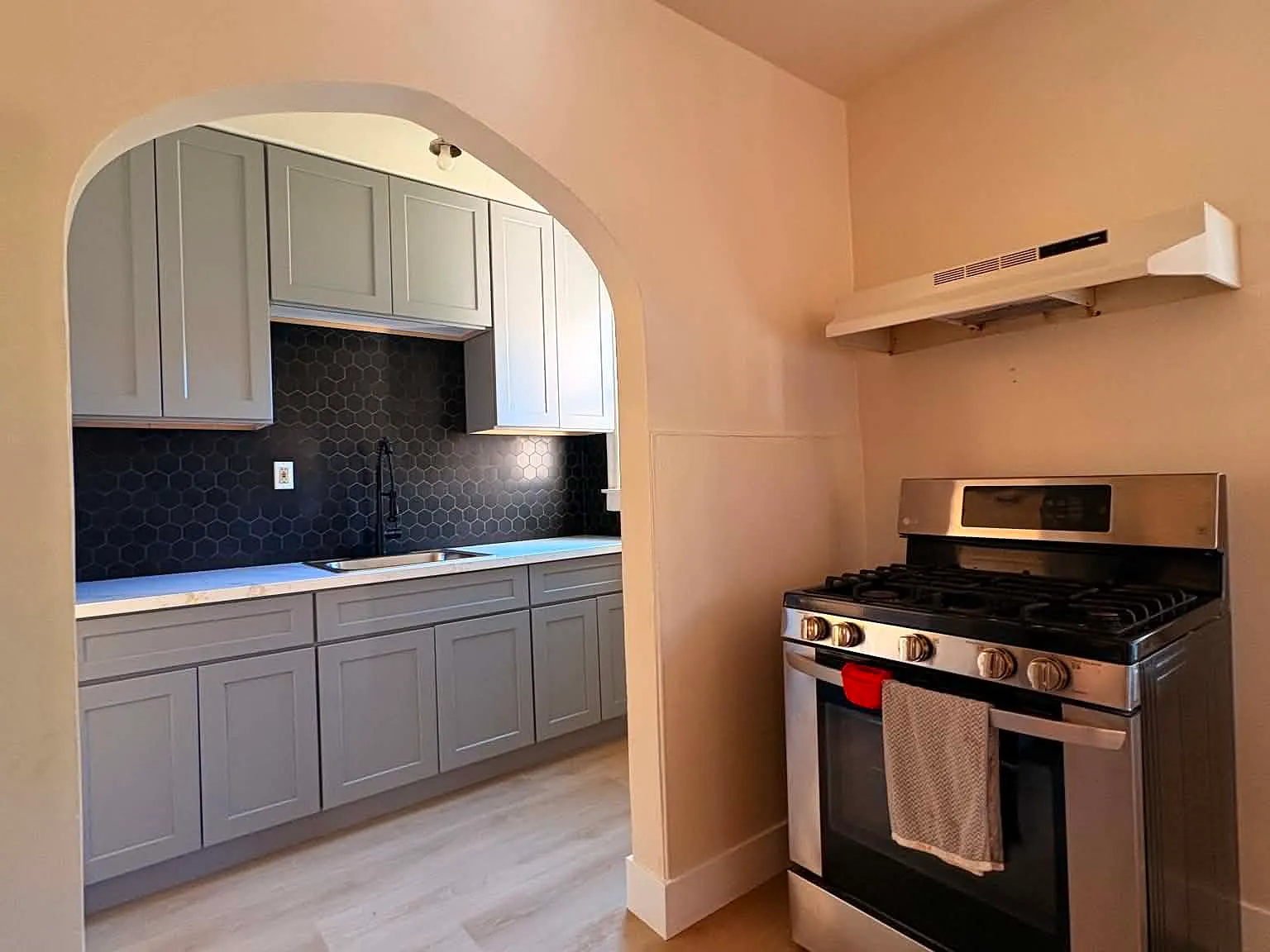 2 bed, 900 sqft, $2,250 — Photo 2