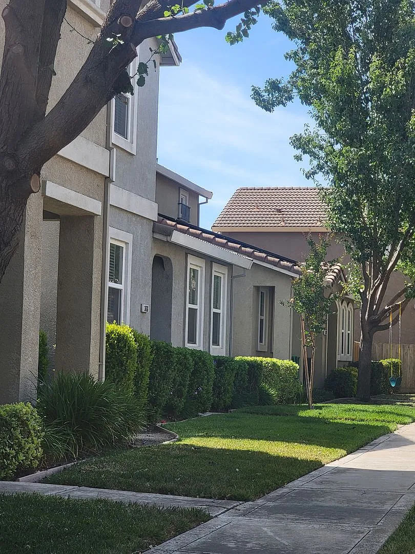 Adorable 3 bedroom 2.5 bath — Photo 3