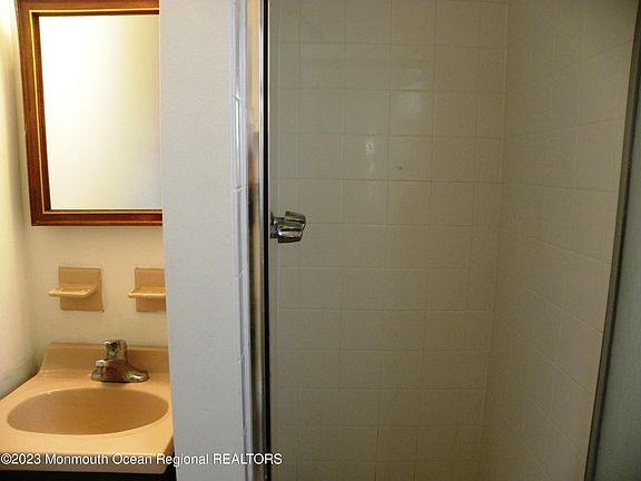 5th image of 7 Hyannis St