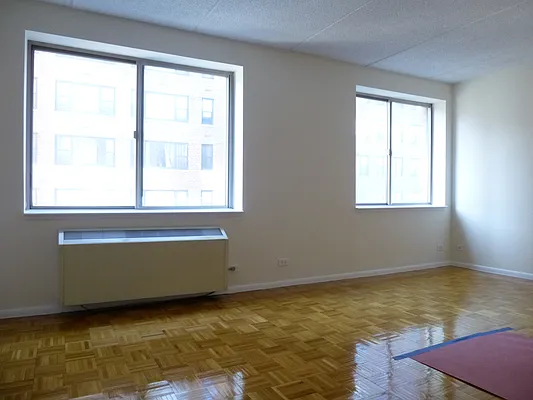 Rented by Siderow Residential Group | media 9