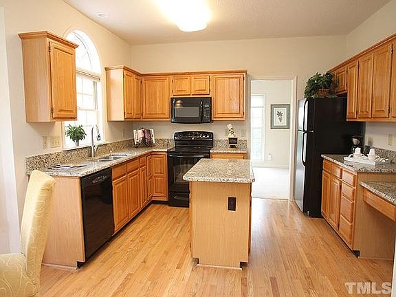2nd image of 104 Heathridge Ln