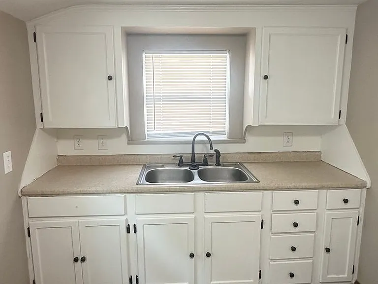 616 W Webster St — Photo 8