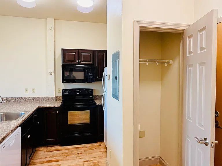 191 College St #212 — Photo 20