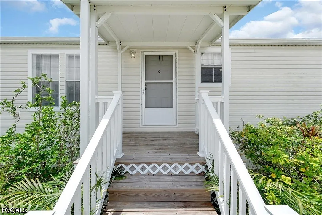 3 bed, 2.0 bath, 1296 sqft, $4,650 — Photo 3