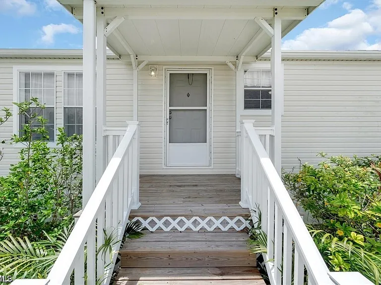 701 Coral Dr — Photo 3