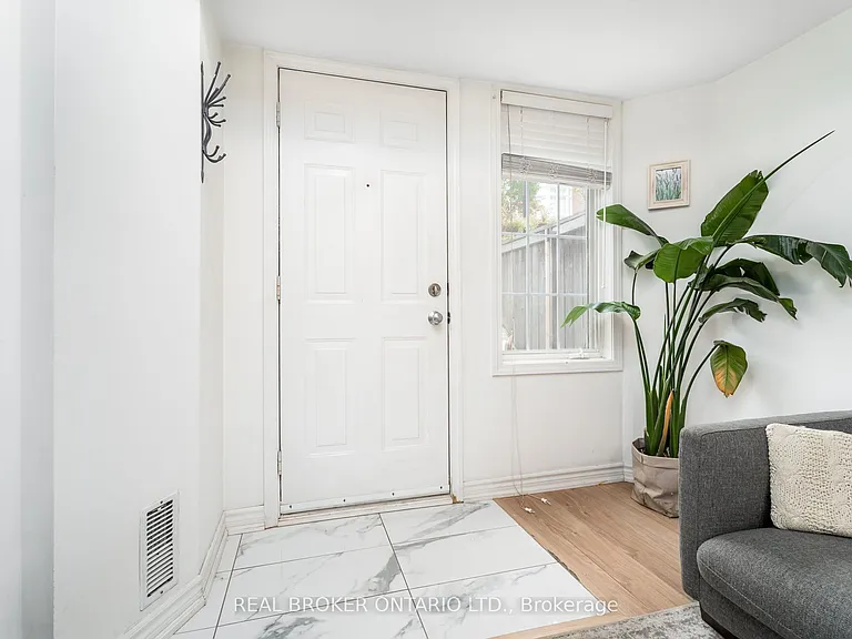 11 Niagara St W #32 — Photo 8
