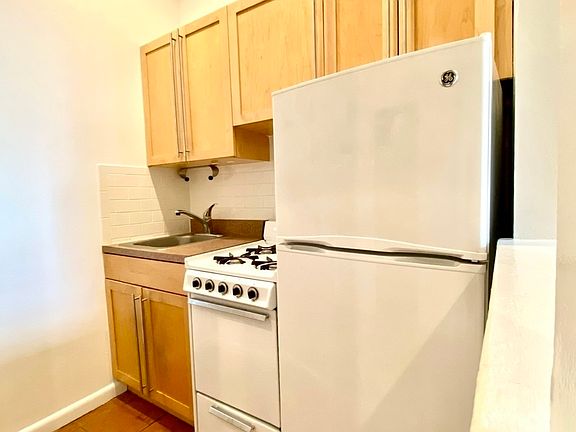 4th image of 409 E 78th St APT 1B