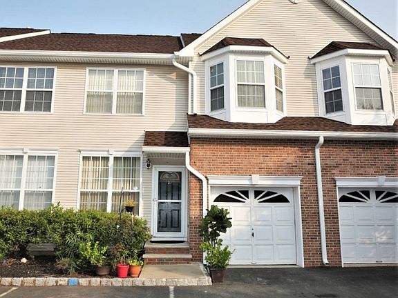2nd image of 10 Reins Ct #907