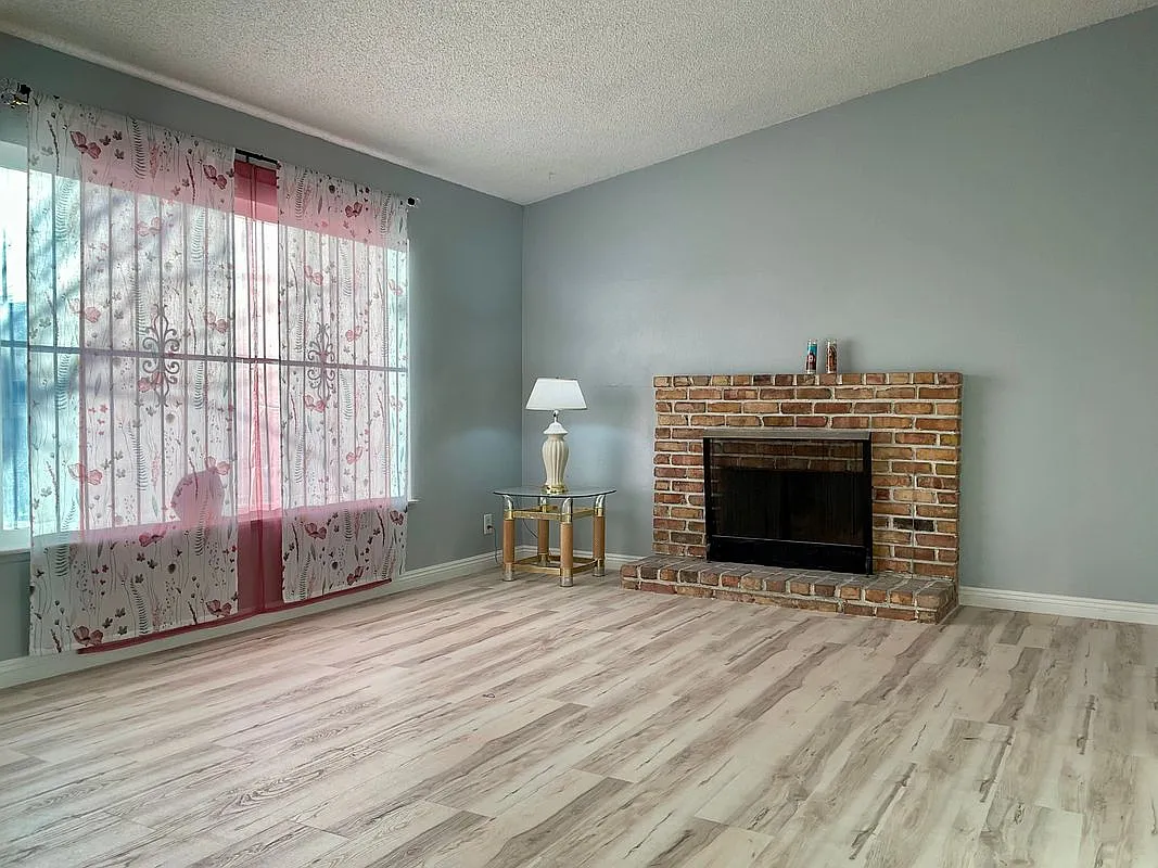4 bed, 2.0 bath, 1348 sqft, $2,100 — Photo 4