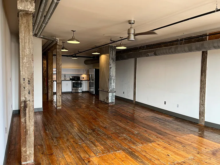 222 N Central St — Photo 3