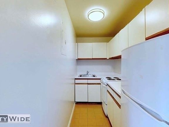 4th image of 207 E 30th St Ph A