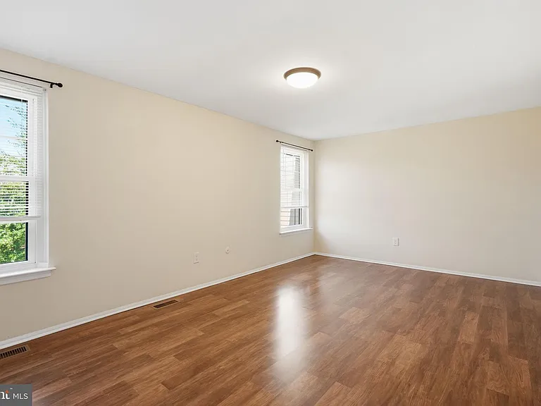 204 Livingston Ct — Photo 22