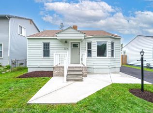 2276 Montroyal Ave, Waterford, MI 48328