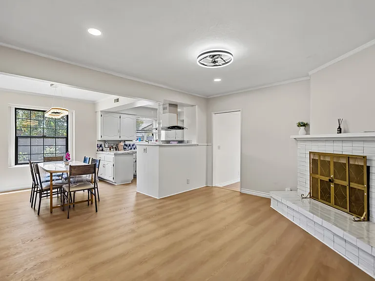 750 E Mountain View Ave — Photo 8