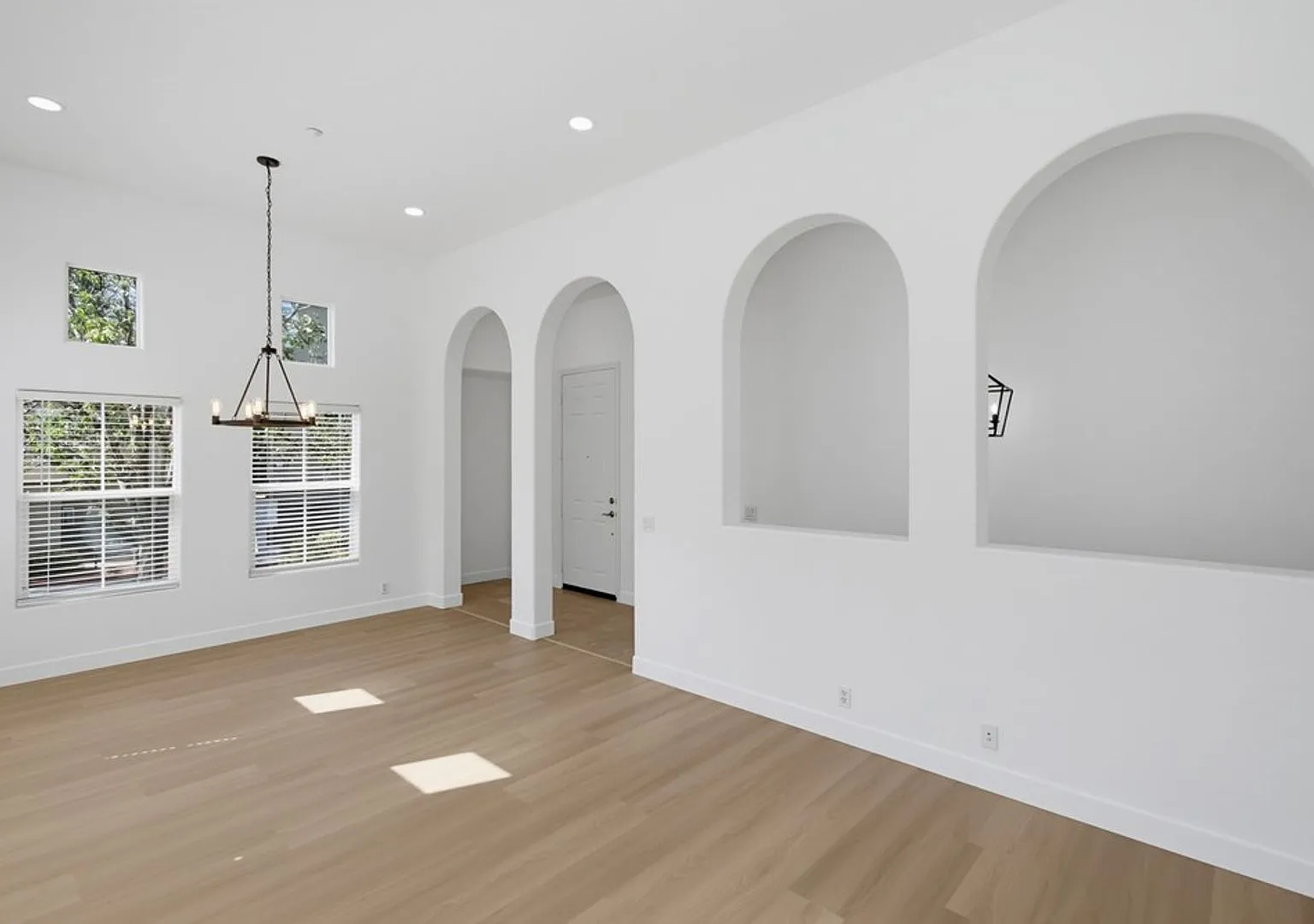 Newly Remodeled 4 Bedroom Townhome In Torrey Highlands - End Unit — Photo 4