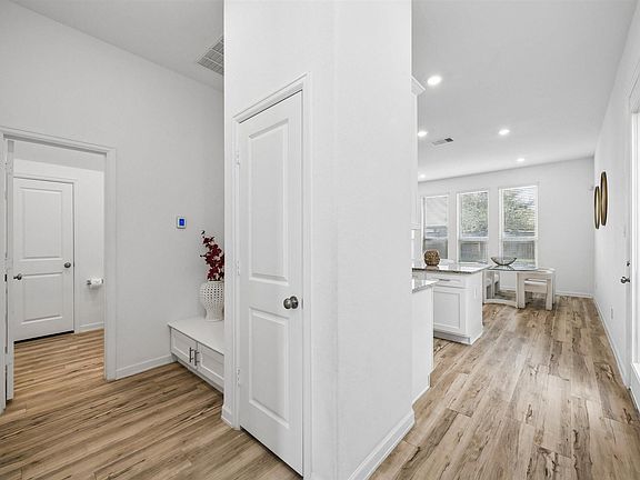 4th image of 4055 Champlain Way