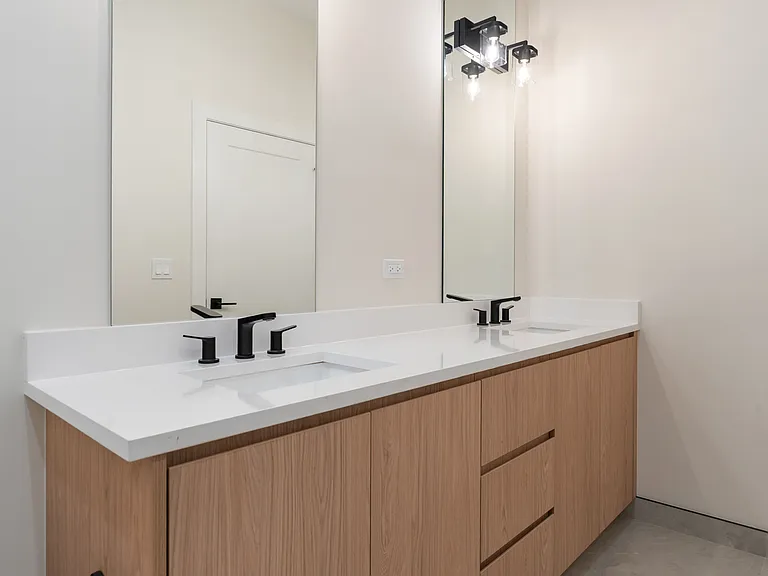 416 E 50th Pl #3W — Photo 8