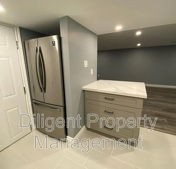 369 Applegrove Ave #LOWER — Photo 11