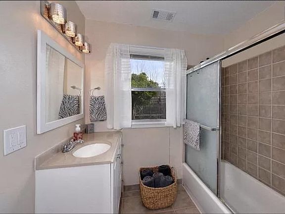 4th image of 416 N Washington St